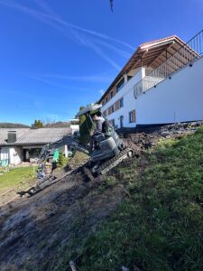 bagger im hang für gartenarbeiten