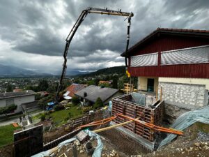 betonmischer kran für hauszubau im hang