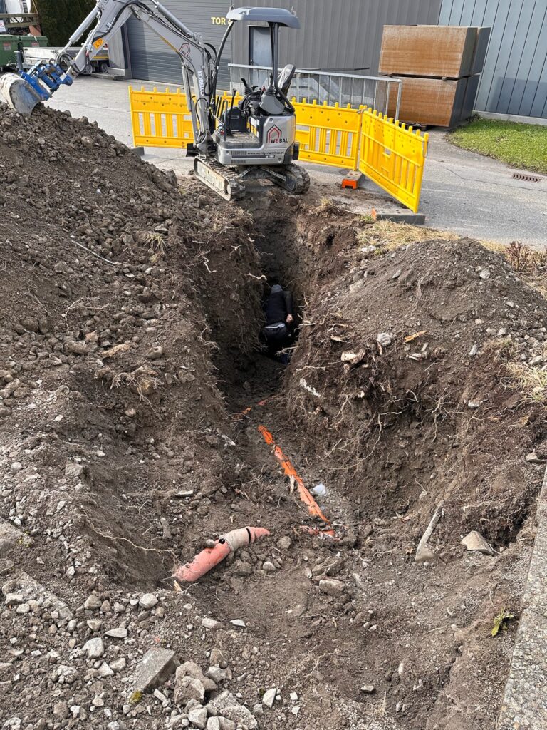 bagger mit loch für leitungsarbeiten
