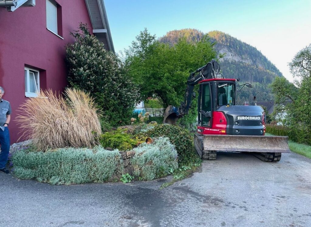 Erstellung Gartenmauer mit Stiege und Parkplatz - vorher