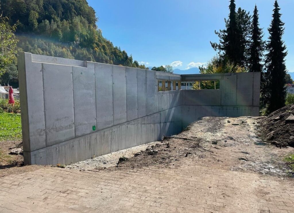Erstellung Stützmauer mit Schallschutzwand - nachher