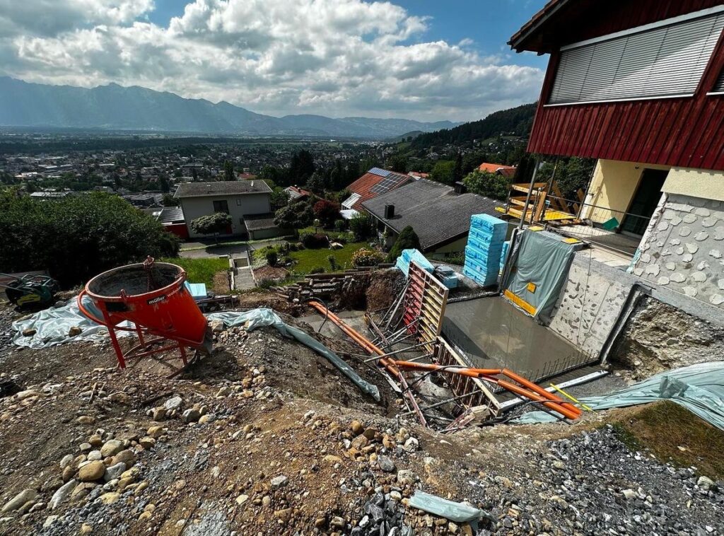 Erstellung Haus Zubau in Hang
